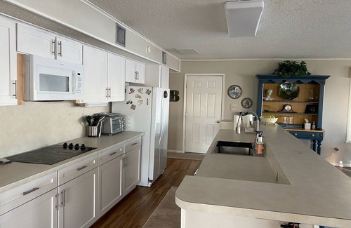 Trinity House | Romantic Hideaway Lakefront Retreat Fireside Lounge, Spa, Swimming and Kayaks!
