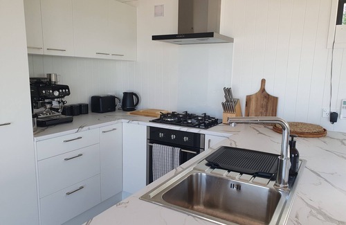 Whakataki Cottage | Romantic hideaway overlooking beautiful Castlepoint.