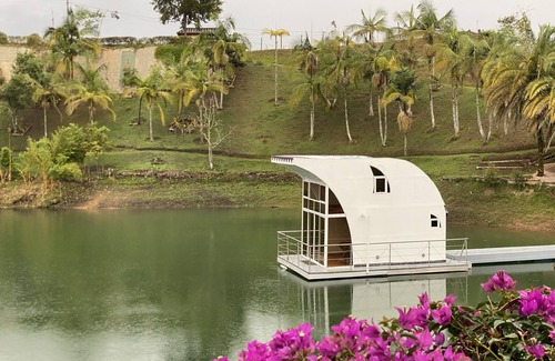 Guatape Boat Rental | Romantic houseboat in nature and enjoy the simplicity of this quiet accommodation