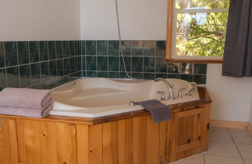 Ucluelet Hotel | Romantic Jacuzzi Cottage/Kitchenette/Deck/Sauna & Cold-Plunge/Beach