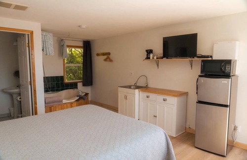Ucluelet Hotel | Romantic Jacuzzi Cottage/Kitchenette/Deck/Sauna & Cold-Plunge/Beach