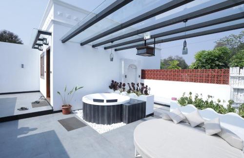 Denkanikota House | Romantic Jacuzzi Villa in Bangalore - Juliet Vista