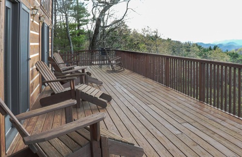 Ferguson Cabin | Romantic Leatherwood Mtn Log Home 19.3 acres/Panoramic View/Near Boone