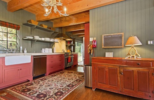 Point Reyes Station House | Romantic Lodge in Point Reyes-Inverness: Picturesque Retreat