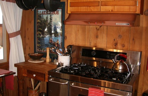 Timberland Cabin | Romantic Log Cabin with Hot Tub-Dog Friendly