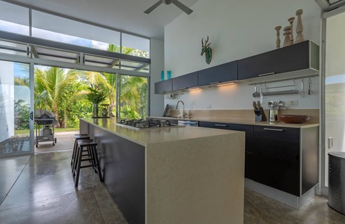 Ballena House | Romantic Luxurious Ocean View 5 Acre Rainforest Estate/Wildlife/Trail/Concierge!