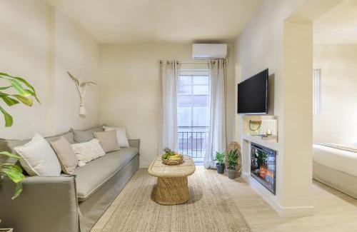 Kinosargous Apartment | Romantic Luxury Hideaway Near Acropolis with Jacuzzi