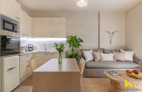 Kinosargous Apartment | Romantic Luxury Hideaway Near Acropolis with Jacuzzi