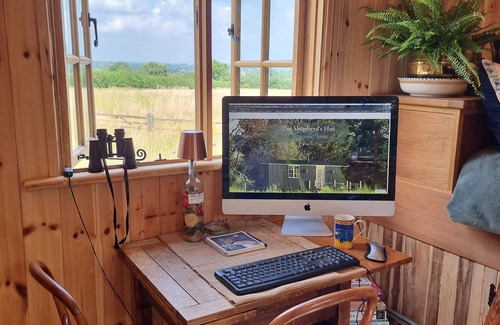 Windsor Cabin | Romantic Luxury Shepherd’s Hut (Wagon) near London & Windsor