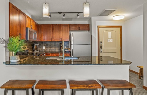 Canmore Apartment | Romantic Mountain Escape – Outdoor Hot Tubs & Private Balcony!