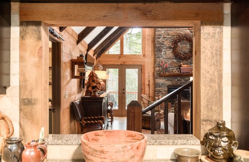 Dahlonega Cabin | Romantic mountain hideaway. Minutes to downtown Dahlonega, wineries & hiking.