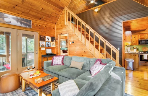 Cashes Valley Cabin | Romantic Mountain Retreat I Hot Tub I Sauna I Fire pit I Art Studio