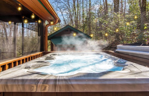 Cashes Valley Cabin | Romantic Mountain Retreat I Hot Tub I Sauna I Fire pit I Art Studio