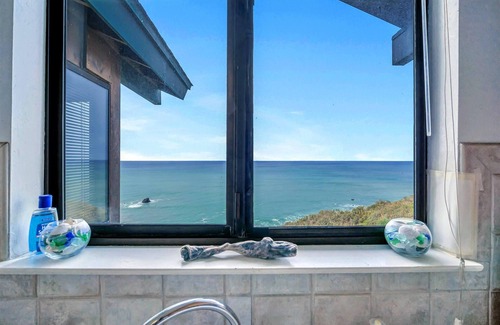 Manchester House | Romantic Ocean Front home, Private Beach Access, Allows Pets, Recently renovated