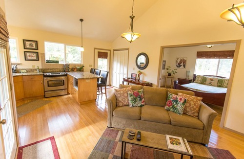 Royal Hawaiian Estates Cottage | Romantic Rainforest Retreat near Hawaii Volcanoes National Park
