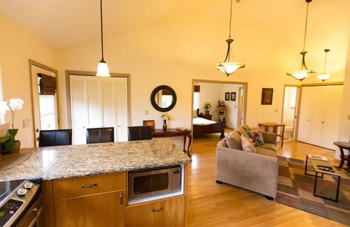 Royal Hawaiian Estates Cottage | Romantic Rainforest Retreat near Hawaii Volcanoes National Park