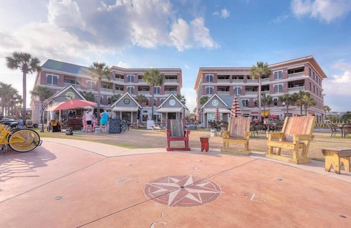Seacrest Beach Apartment | ROMANTIC RETREAT, Great Location, King bed , Wifi, Deeded beach access