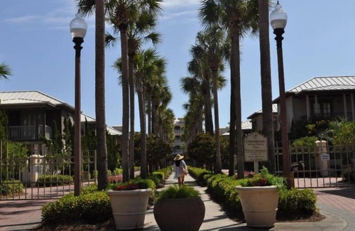 Seacrest Beach Apartment | ROMANTIC RETREAT, Great Location, King bed , Wifi, Deeded beach access
