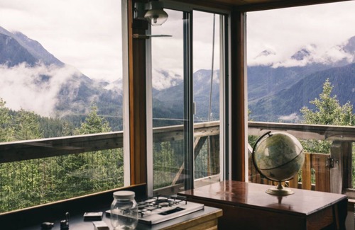 Gold Bar House | Romantic riverfront cottage with jacuzzi