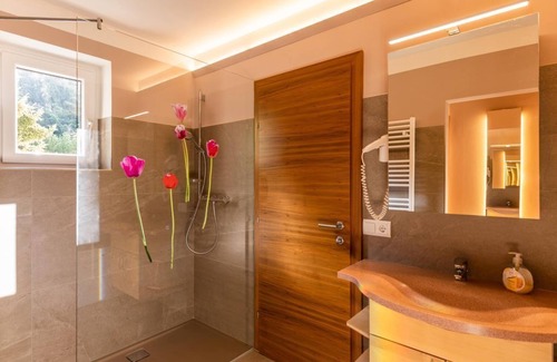 Fuschl am See Bed & Breakfast | Romantic room "Pear" with winter garden access - Haus Bergblick