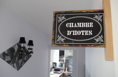 Arrest House | ROMANTIC ROOM, THE HIGH VILLAGE IN BAY OF SOMME