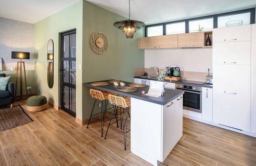 Le Somail House | Romantic suite with private jacuzzi - reversible air conditioning - near Canal du Midi