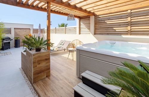 Le Somail House | Romantic suite with private jacuzzi - reversible air conditioning - near Canal du Midi