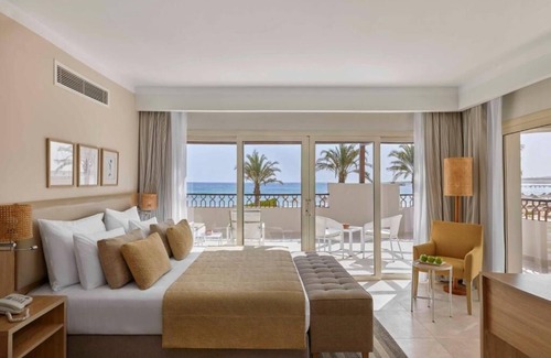 Port Ghalib Hotel | Romantic Seaside Room with Balcony Overlooking the Red Sea - with Breakfast