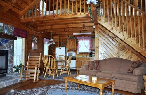 Gatlinburg - Pigeon Forge Cabin | Romantic Secluded Cabin in Gatlinburg with Great Mountain View