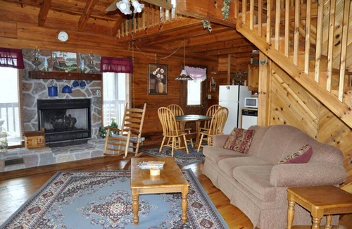 Gatlinburg - Pigeon Forge Cabin | Romantic Secluded Cabin in Gatlinburg with Great Mountain View