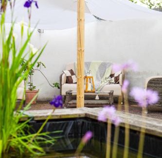 Trowbridge Ski Chalet | Romantic secluded Shepherd Hut Hares Rest