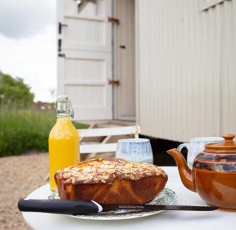 Trowbridge Ski Chalet | Romantic secluded Shepherd Hut Hares Rest