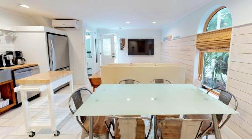 Downtown Historic District House | Romantic Secret Garden - Marble Floors & Bath DT Just 2 Blocks Beach Only 3 Miles