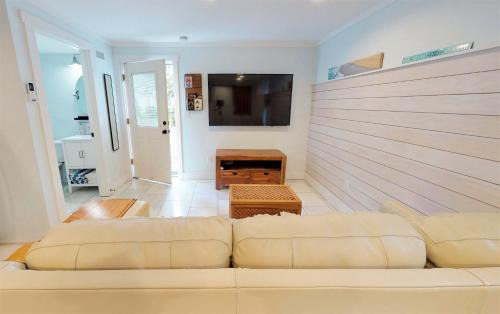 Downtown Historic District House | Romantic Secret Garden - Marble Floors & Bath DT Just 2 Blocks Beach Only 3 Miles