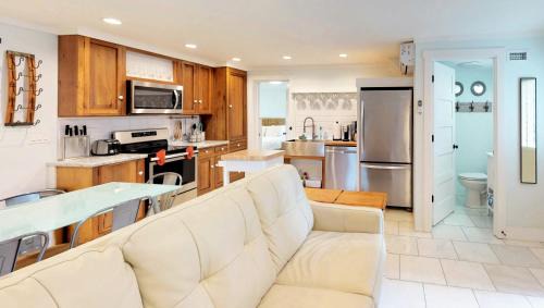 Downtown Historic District House | Romantic Secret Garden - Marble Floors & Bath DT Just 2 Blocks Beach Only 3 Miles