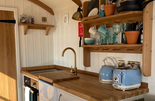L’Eclet Cabin | Romantic Shepherd Hut with sea views - 10 min walk from the beach!