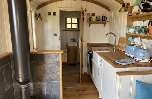 L’Eclet Cabin | Romantic Shepherd Hut with sea views - 10 min walk from the beach!