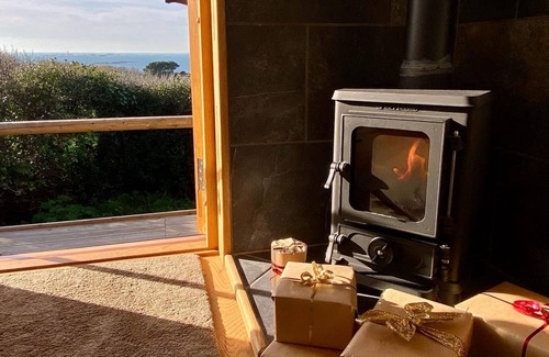 L’Eclet Cabin | Romantic Shepherd Hut with sea views - 10 min walk from the beach!