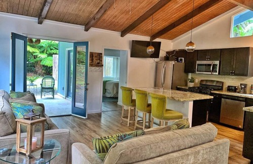 Ohia Estates Cabin | Romantic singing Cottage, soak hot tub, outdoor shower 5min to HI volcano park