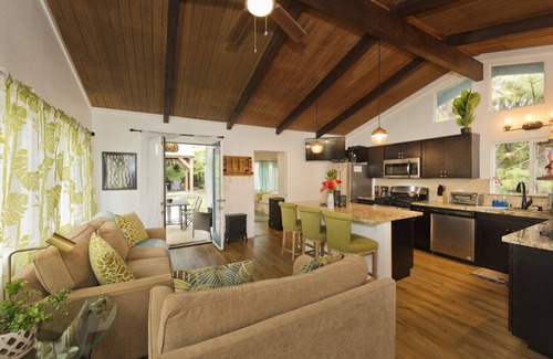 Ohia Estates Cabin | Romantic singing Cottage, soak hot tub, outdoor shower 5min to HI volcano park