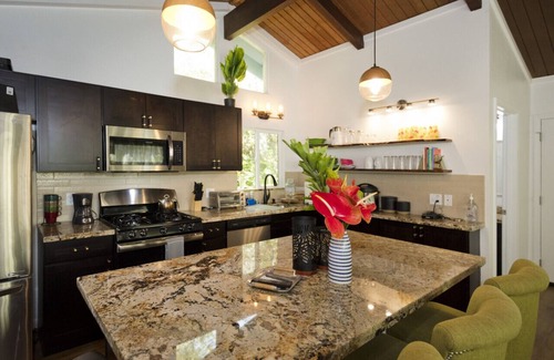 Ohia Estates Cabin | Romantic singing Cottage, soak hot tub, outdoor shower 5min to HI volcano park