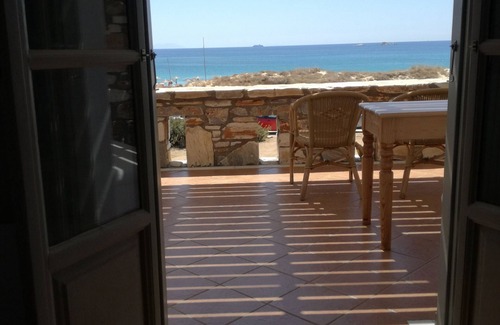 Plaka Apartment | Romantic studio A with sea view - It's upstairs, 2 min. from Plaka beach, Naxos