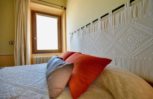 Historic Castle District Apartment | Romantic Suite Canelles