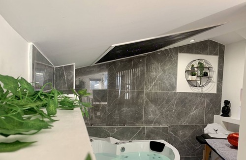 Echirolles Apartment | Romantic Suite Spa Balneotherapy