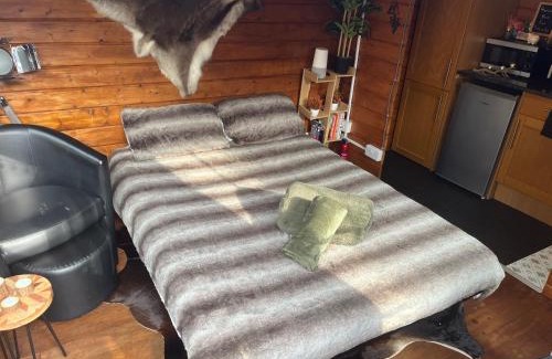 Eastleigh Apartment | Romantic Swiss Cabin Hideaway & Hot Tub Spa Pool
