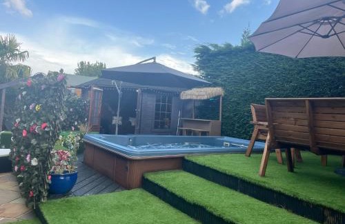 Eastleigh Apartment | Romantic Swiss Cabin Hideaway & Hot Tub Spa Pool