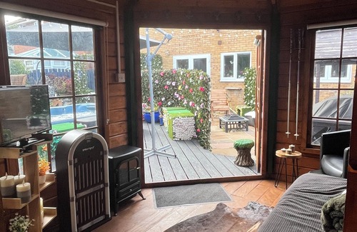 Eastleigh Cabin | Romantic Swiss Cabin Hideaway & Hot Tub Spa Pool