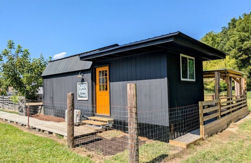 Newport House | Romantic Tiny Home in Goat Farm w King Bed Outdoor Tub Sauna