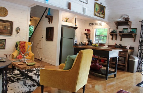 Mentone House | Romantic Tranquil Riverfront Cottage Rushing Crystal Clear Water Best Raten
