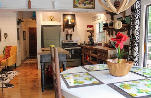 Mentone House | Romantic Tranquil Riverfront Cottage Rushing Crystal Clear Water Best Raten